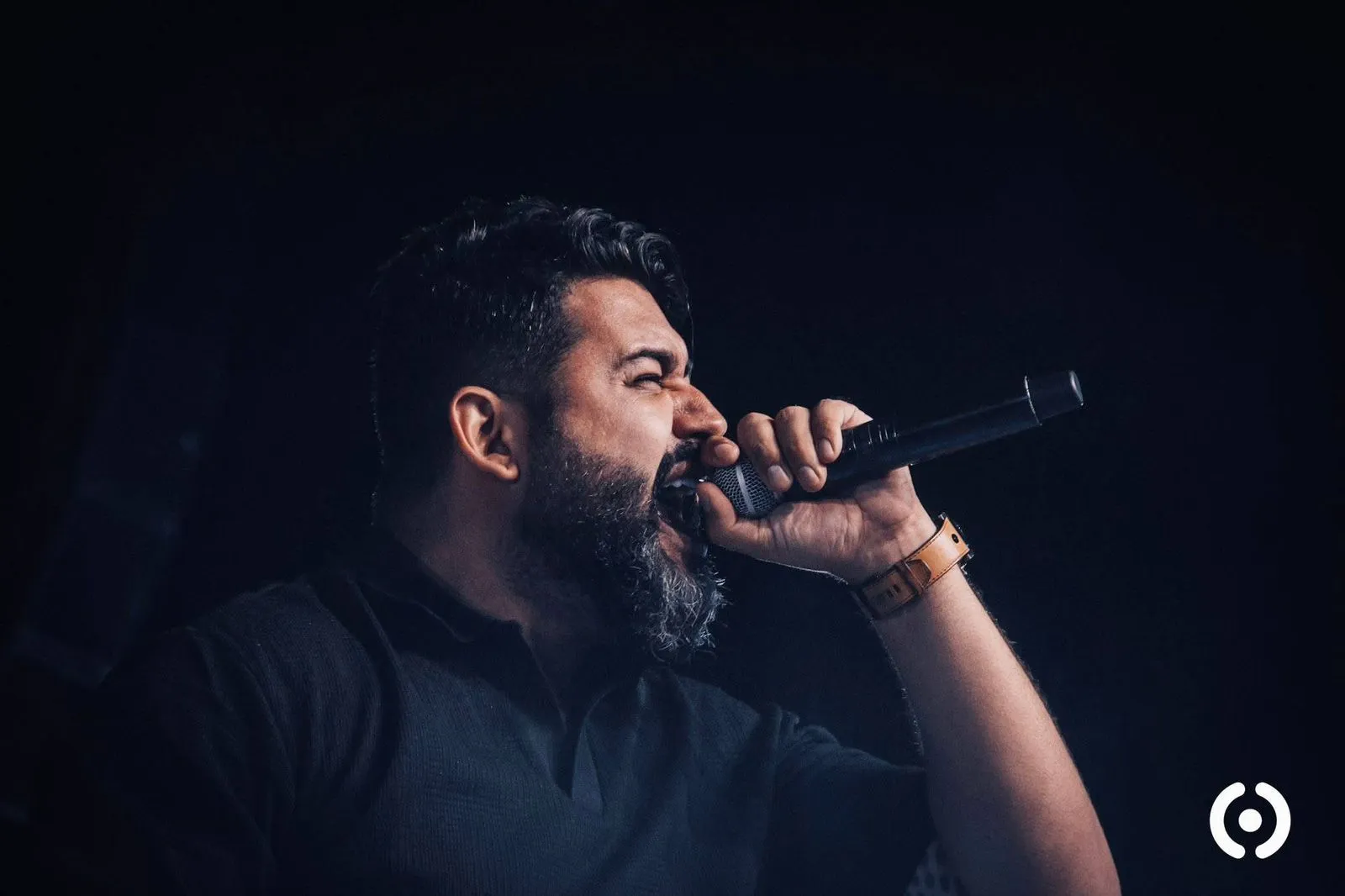 Bispo cantando
