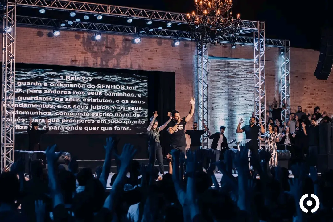 Pastor Cezar ministrando